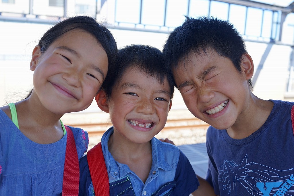 3人の男の子が笑顔でこちらをむいている